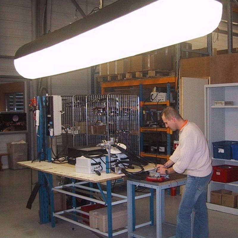 Tubulair Airstar utilisé pour l'éclairage d'un atelier de fabrication