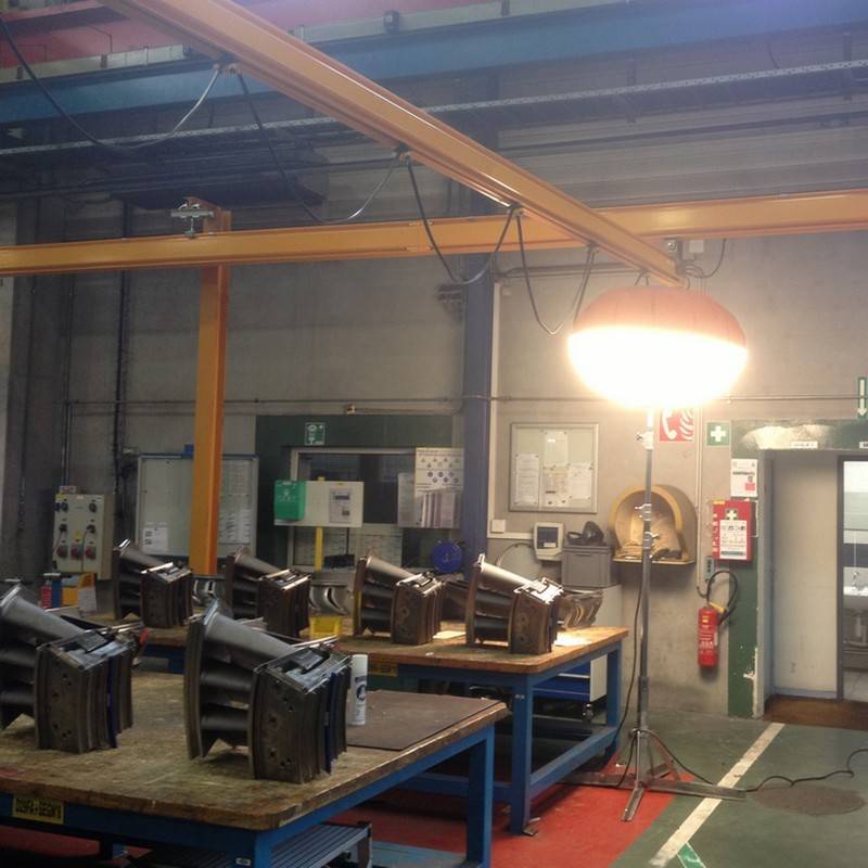 Globo de iluminación P500AH en un poste, en un entorno industrial