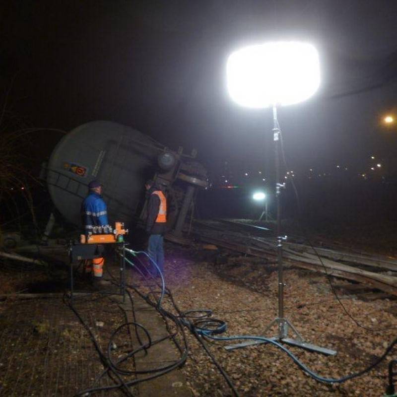 Globo de iluminación P500AH sobre poste, en entorno ferroviario