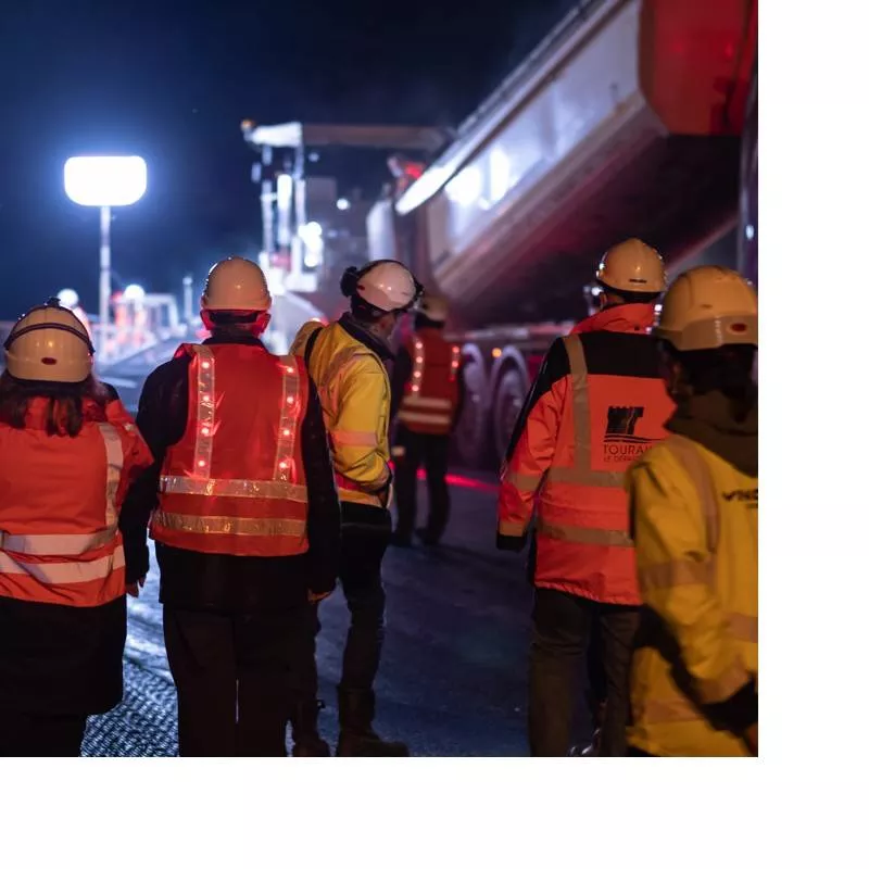 LED-Warnweste K-Safe auf der Baustelle bei Nacht Prolutech