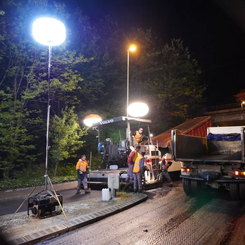 Perche P600TA déployée pour l'éclairage de travaux d'enrobé