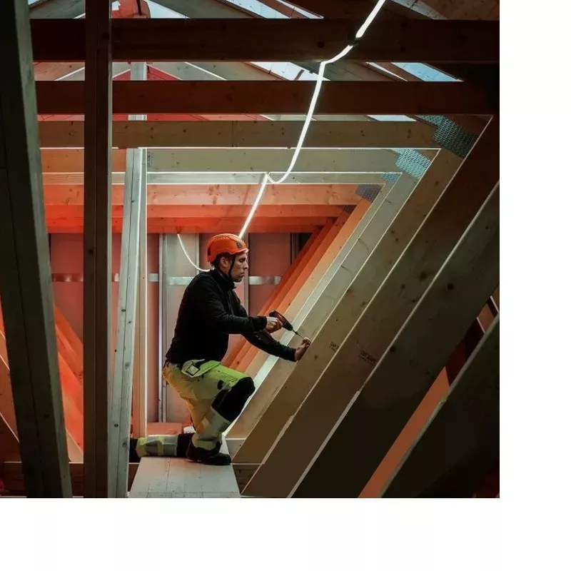 Éclairage de chantier par ruban LED installé par un artisan