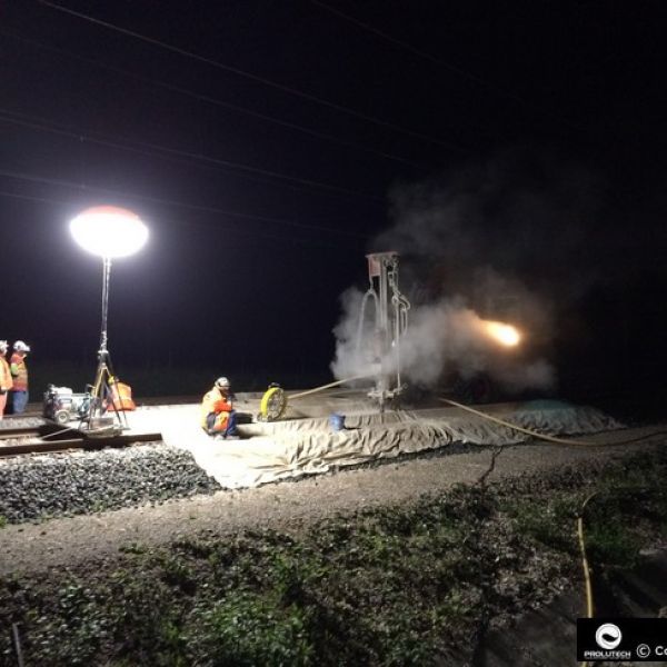 Travaux de nuit sur voie ferrée avec ballon éclairant Airstar Sirocco proposé par Prolutech