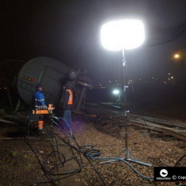 Eclairage relevage d’un wagon SNCF de nuit avec ballon éclairant SIROCCO 4x150 HI + perche télescopique 5 mètres par Prolutech