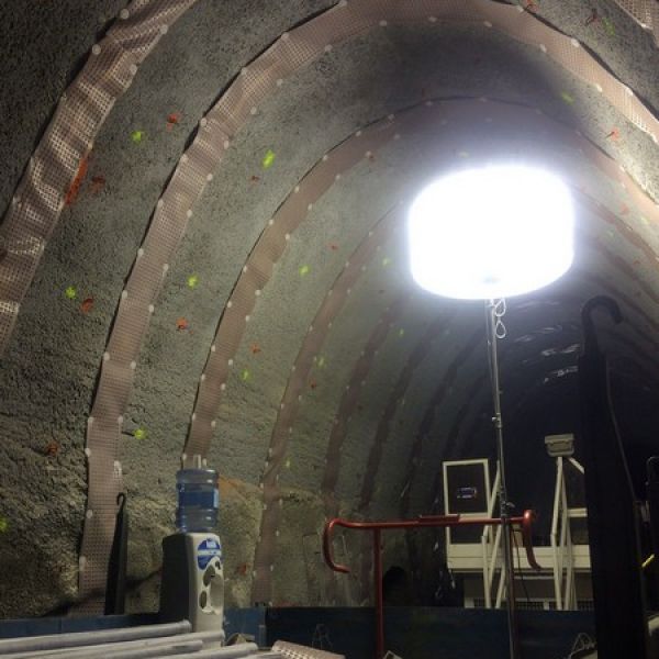 Eclairage travaux souterrains avec le ballon éclairant Airstar Flex 1000w HTI, distribué en France par Prolutech