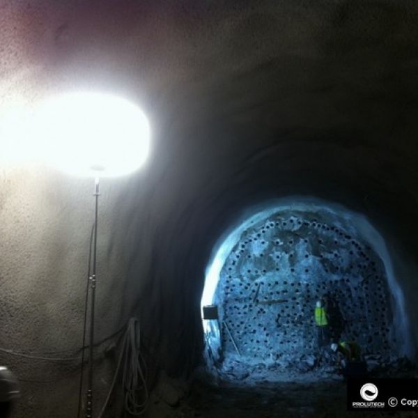 Eclairage travaux souterrains avec les ballons éclairants Airstar, distribués en France par Prolutech