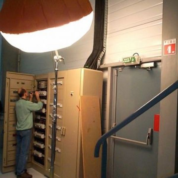 éclairage artisan électricien pour maintenance et intervention dans un local technique par ballon Airatr et prolutech