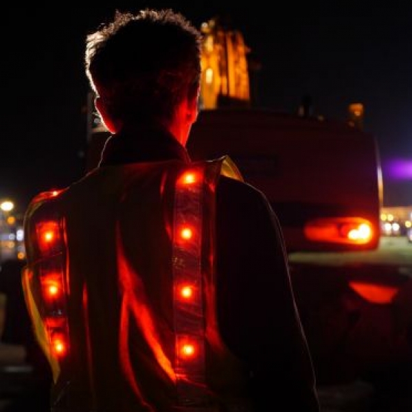 Gilet de sécurité led conçu par Prolutech pour une sécurité optimale sur les chantiers de nuit