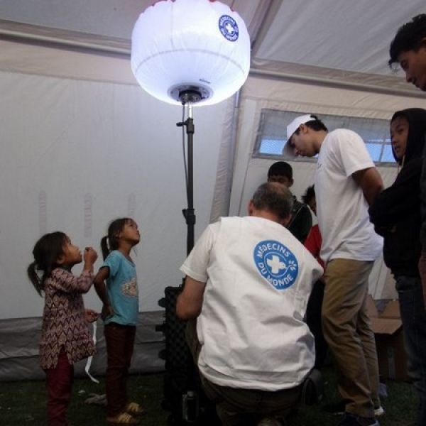 Eclairage hôpital de campagne Medecins de Monde avec le ballon éclairant LED Sirocco 2S TBT 48v Secours Airstar proposé par Prolutech